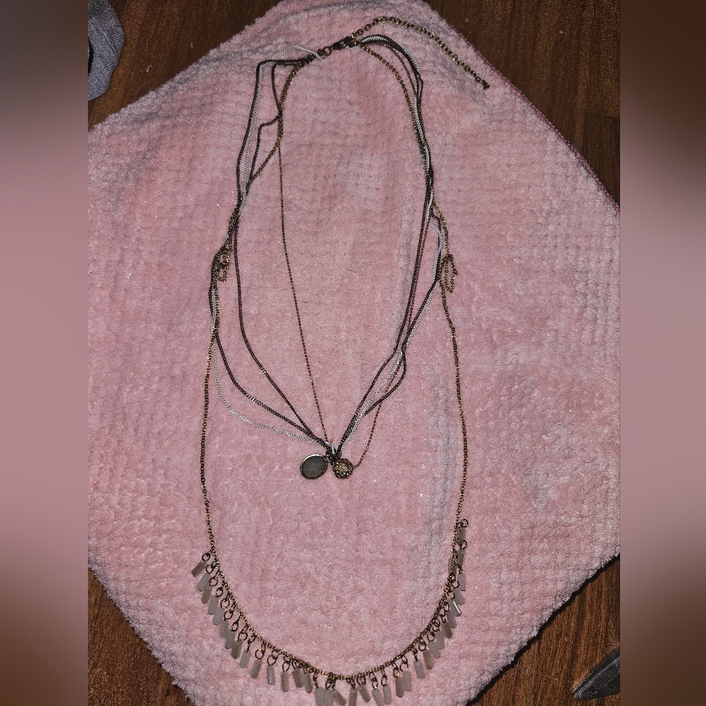 4 layer adjustable clasp necklace with different colored chains and white beads - Picture 5 of 8